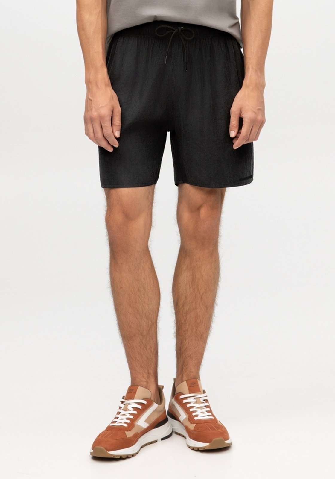Shorts Masculino Com Cadarço No Cós E Bolsos Funcionais