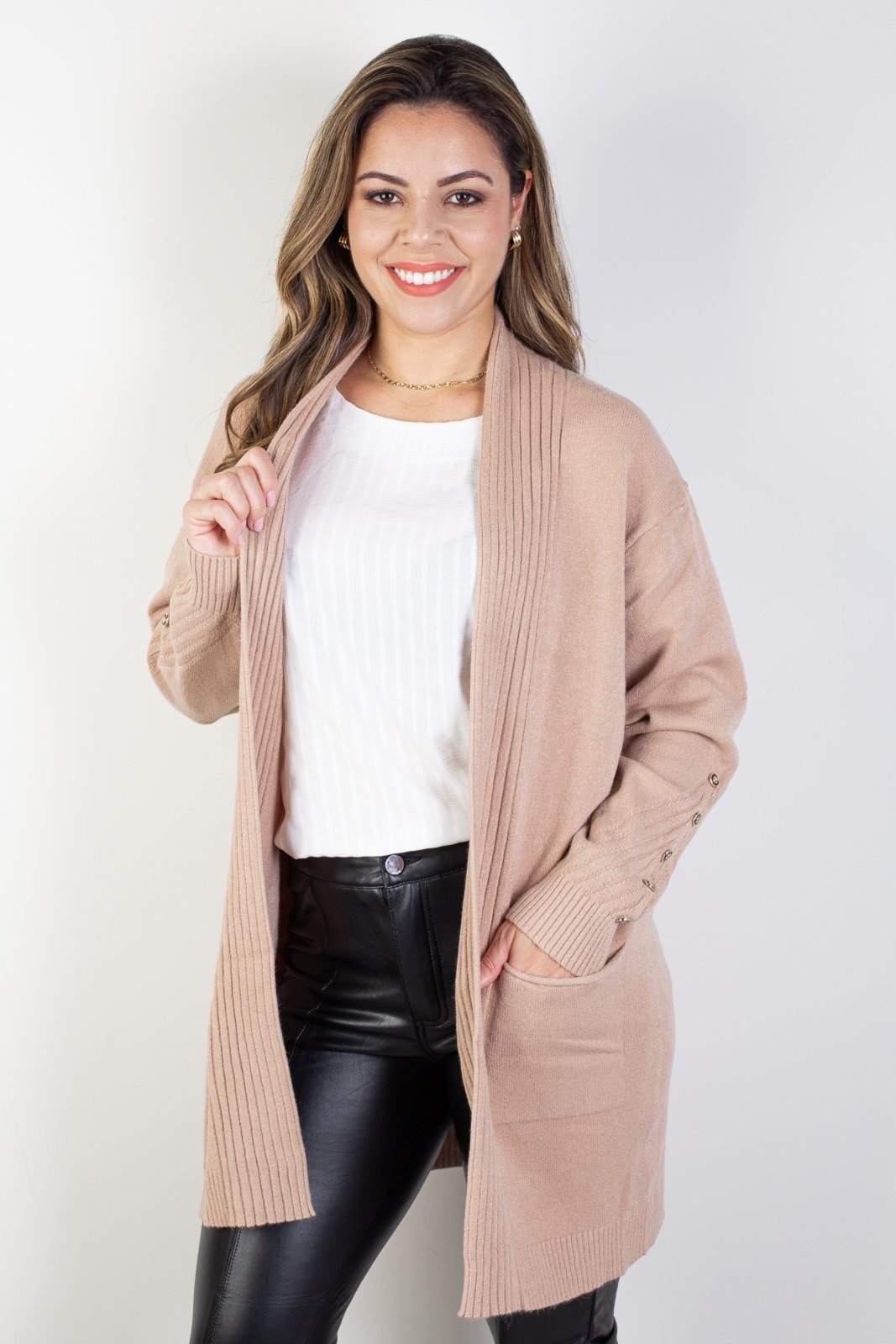 Vista 2 Cardigan alongado bolsos e botões na manga 81213 Enluaze preto Enluaze preto