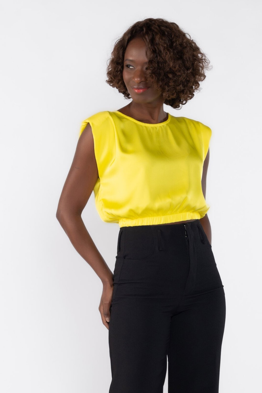 Blusa cropped com ombreiras e elastico na barra Amarelo