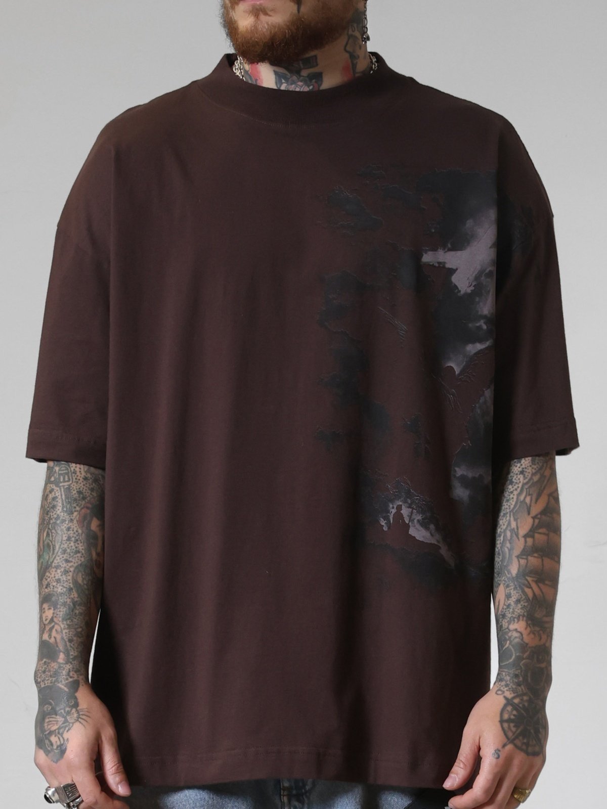 CAMISETA HUGE APPROVE DIVINITY STORE - MARROM
