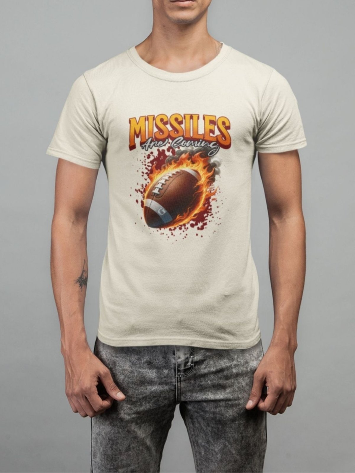 Camiseta Básica Masculina GuGi Bola De Futebol Americano Off White