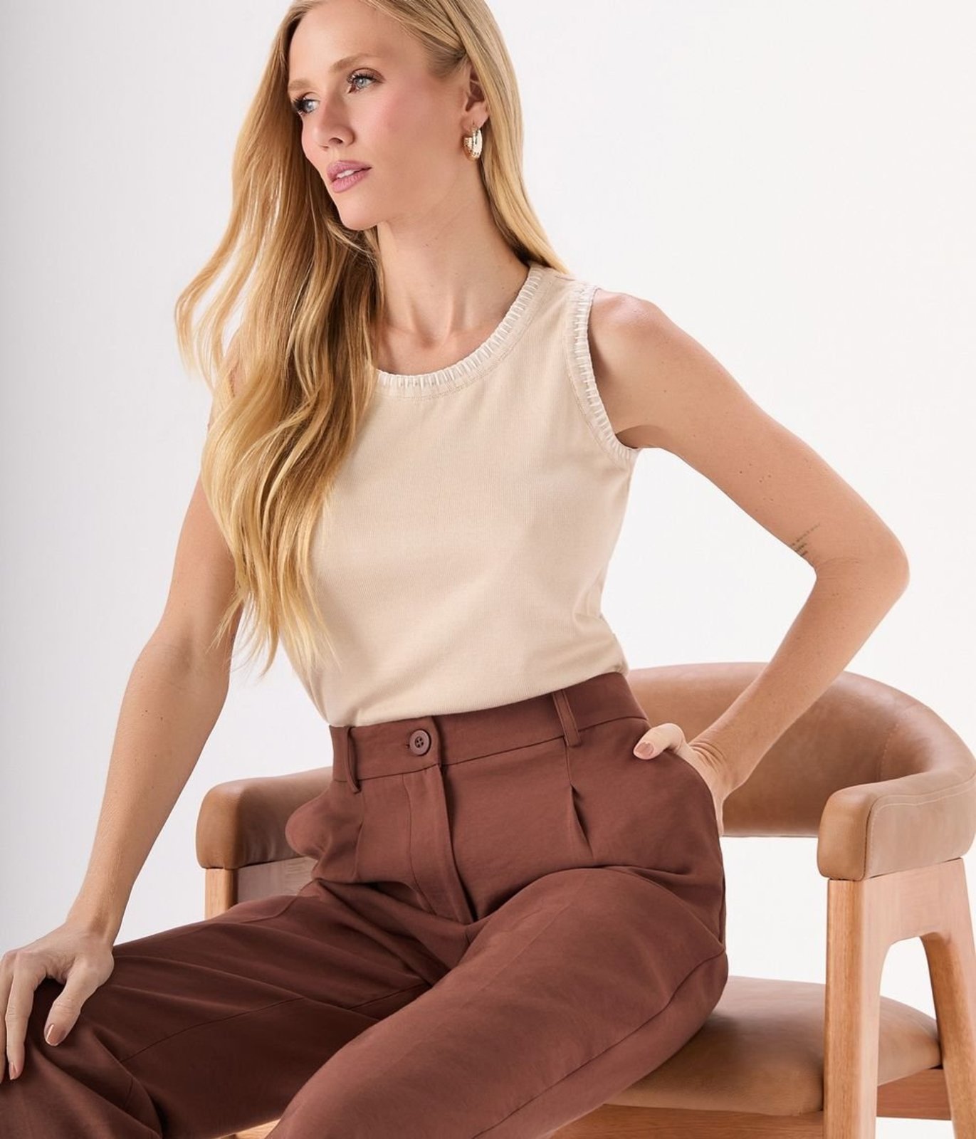 Blusa Makenji Tricot Sem Manga Com Acabamento Feminina Bege