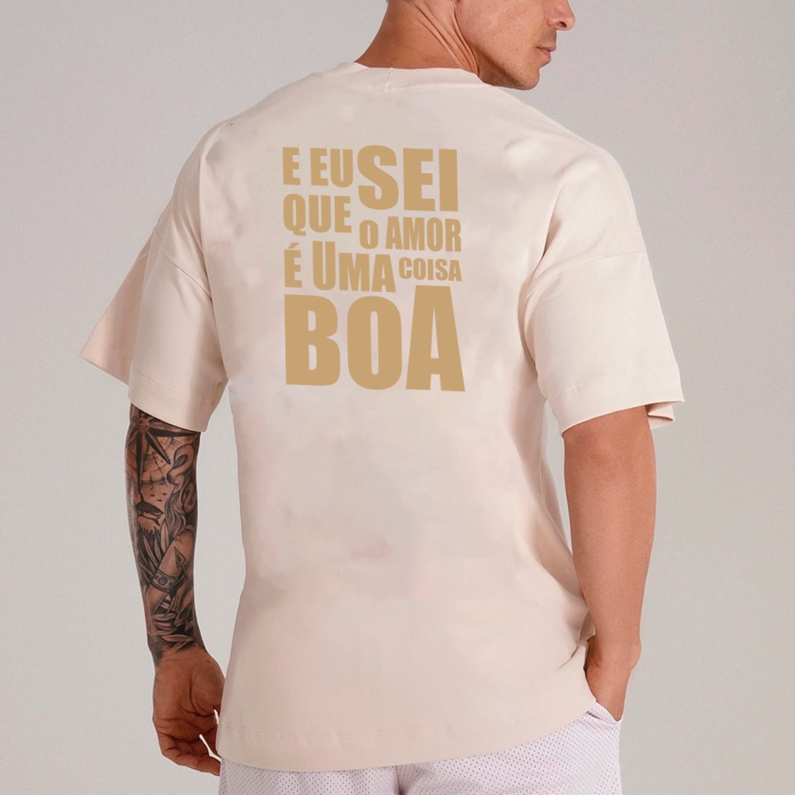 Vista 3 Camiseta Ousy Oversized Belchior Amor É Coisa Boa Unissex Off White off-white white ousy off-white white