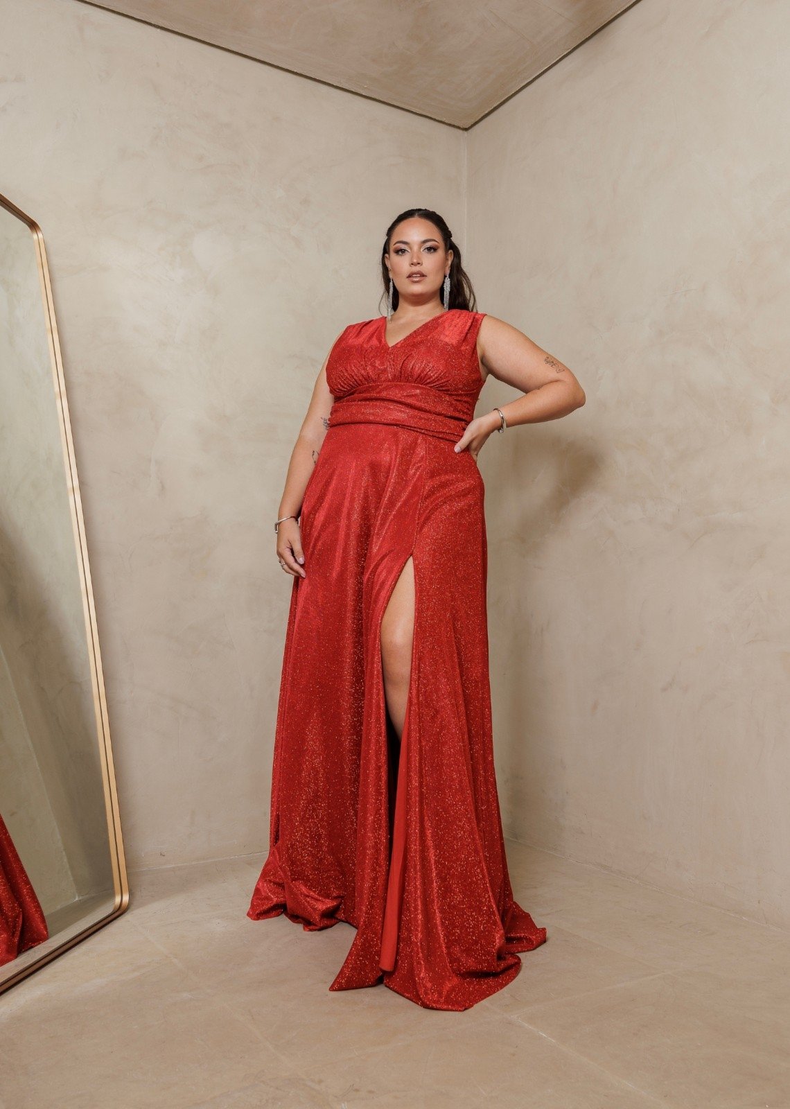 Vestido Longo de Festa Plus Size Decote em V Com Brillho com Fenda Amynalia Vermelho