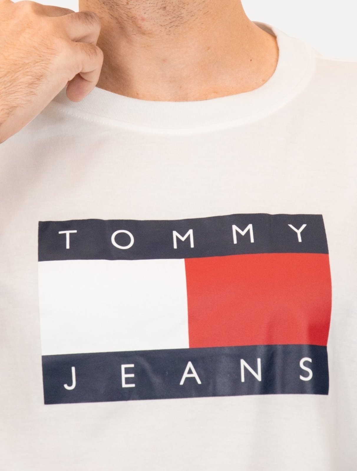 Vista 3 Camiseta Tommy Jeans Masculina Regular Skate Flag Branca branco Tommy Jeans branco