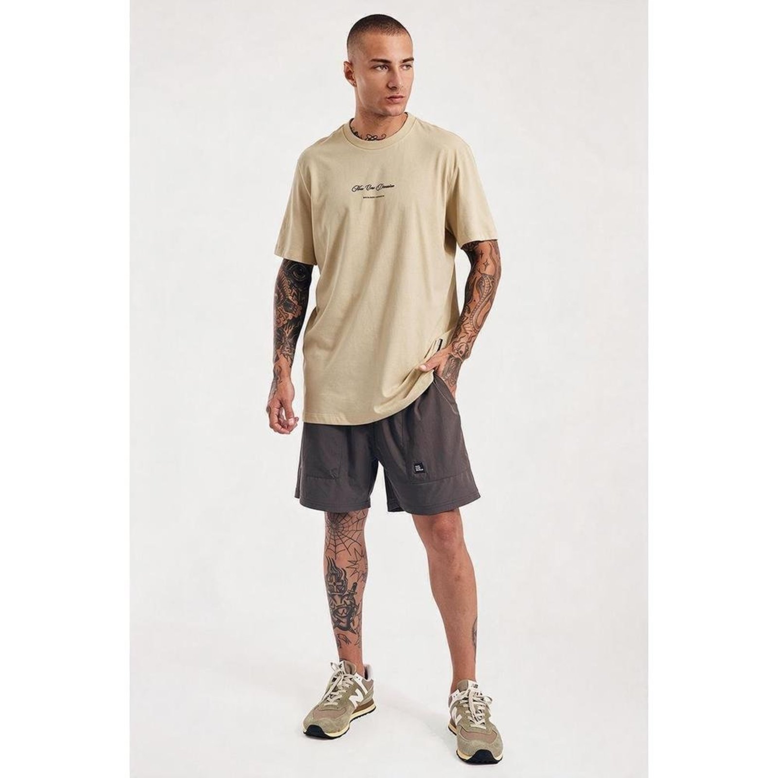 Camiseta Regular More Core Division Curs Bege Nevoeiro