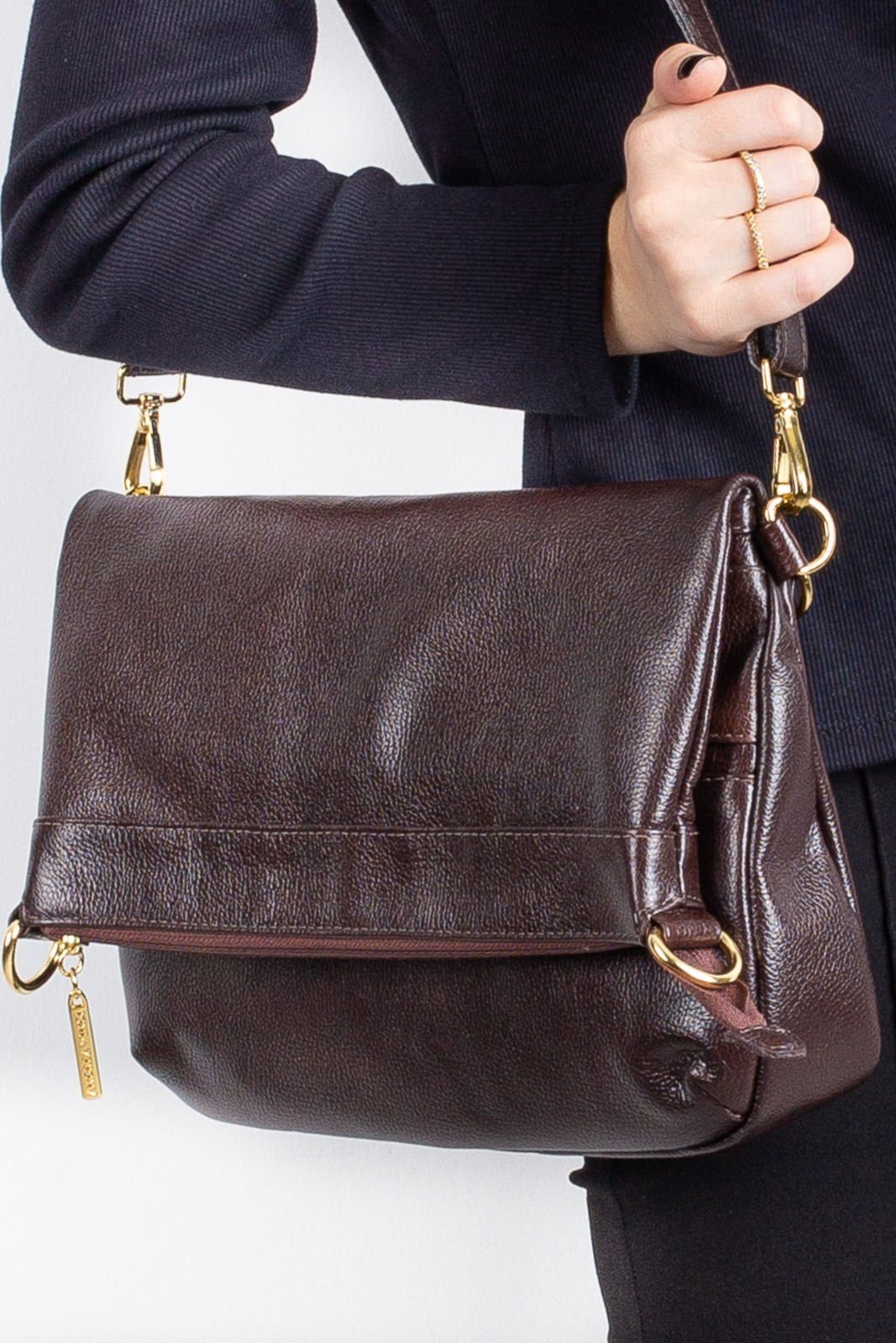 Bolsa tiracolo grande de couro liso Cida – Café