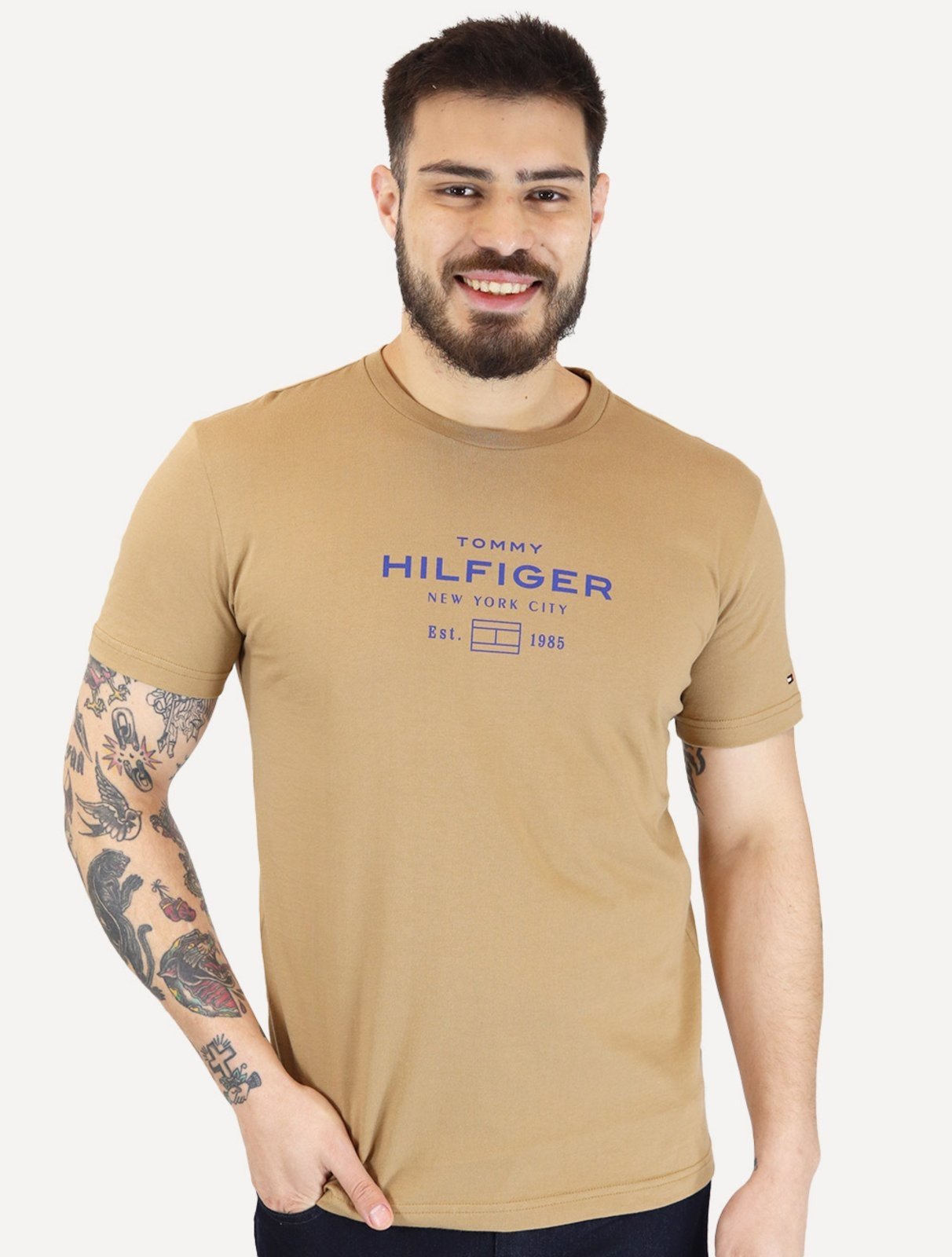 Vista 2 Camiseta Tommy Hilfiger Masculina Center New Stack marrom Tommy Hilfiger marrom