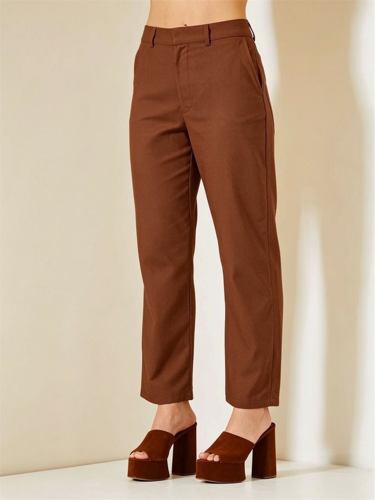 Calça Feminina Reta Slim com Bolsos Triton Marrom Tiramisu