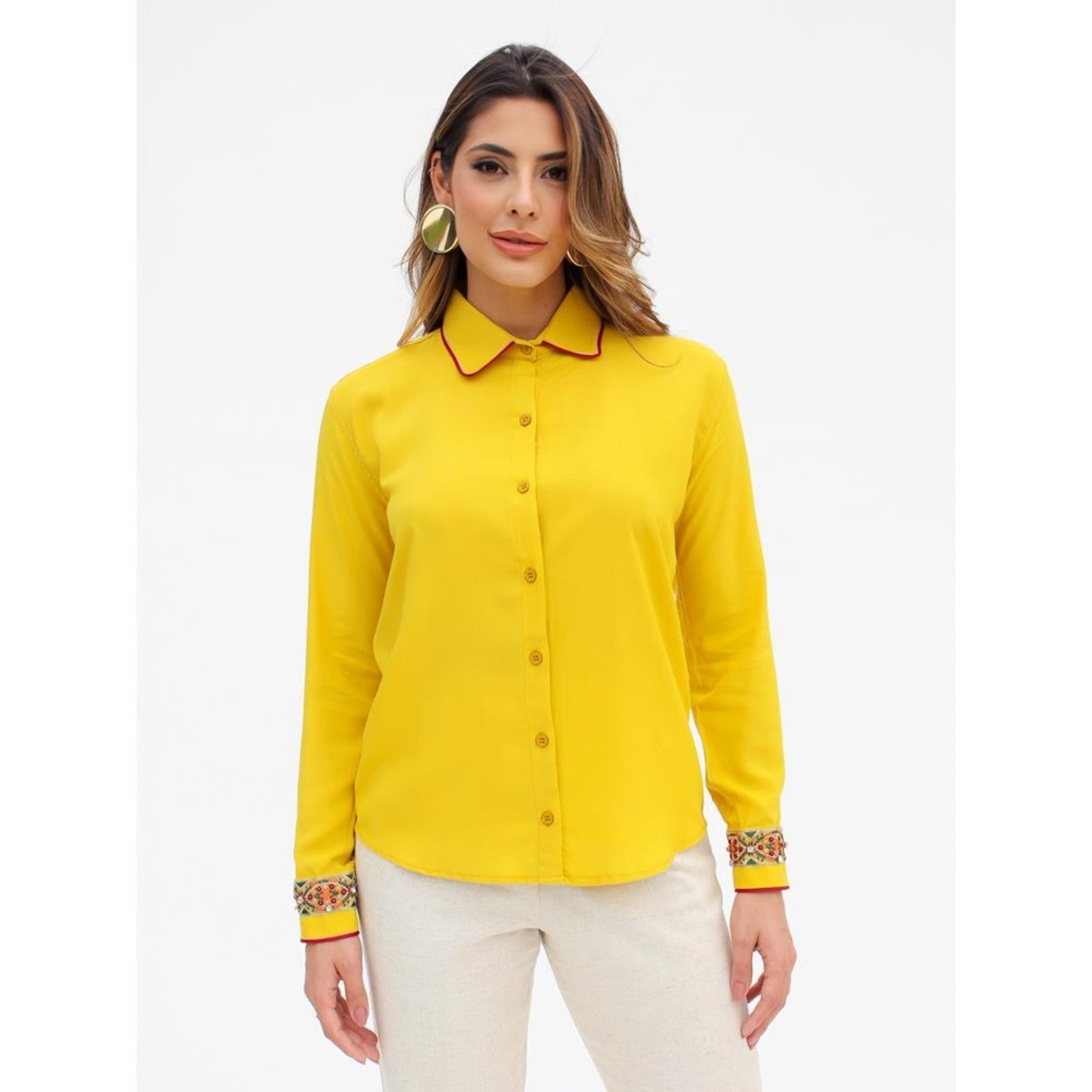 Camisa Feminina de Viscose com Bordado Detalhado e Manga Longa Elegante