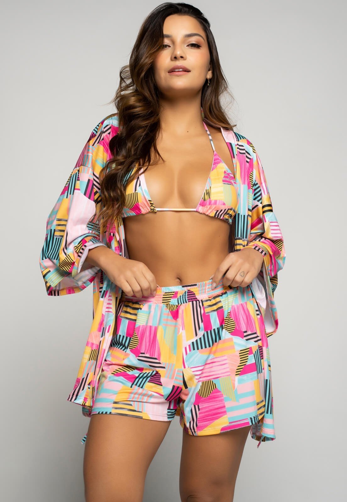 Combo Vicbela Biquini Cortininha Calcinha Comum Estampado + Short Curto Estampado Feminino + Saída de Praia Kimono Manga Longa Proteção UV 50+ Moda Praia Feminina