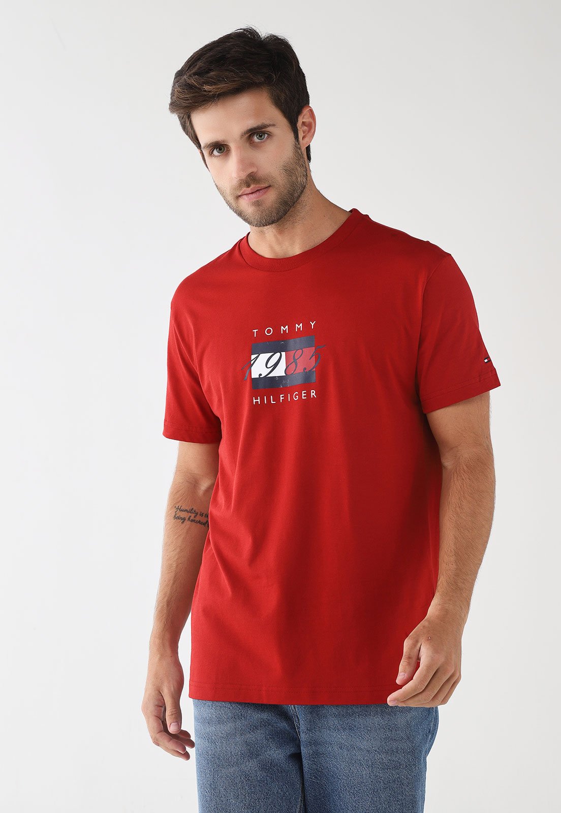Vista 2 Camiseta Masculina Tommy Hilfiger Linear Flag Vermelha vermelho Tommy Hilfiger vermelho