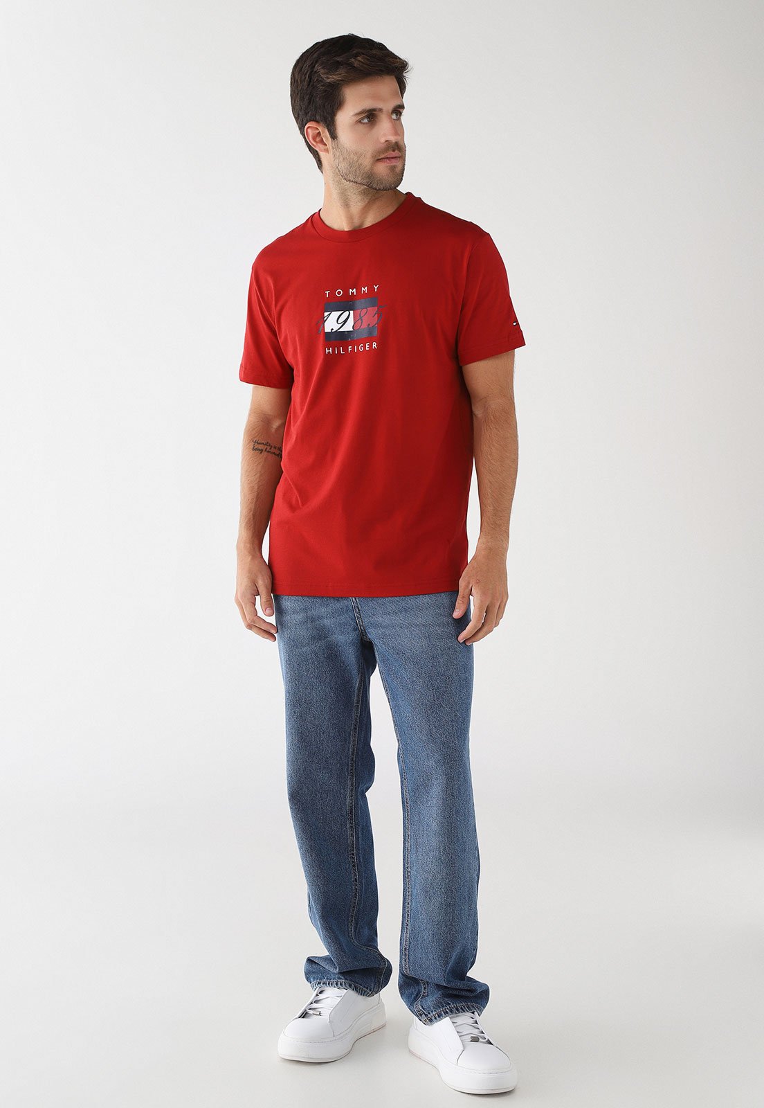 Vista 3 Camiseta Masculina Tommy Hilfiger Linear Flag Vermelha vermelho Tommy Hilfiger vermelho