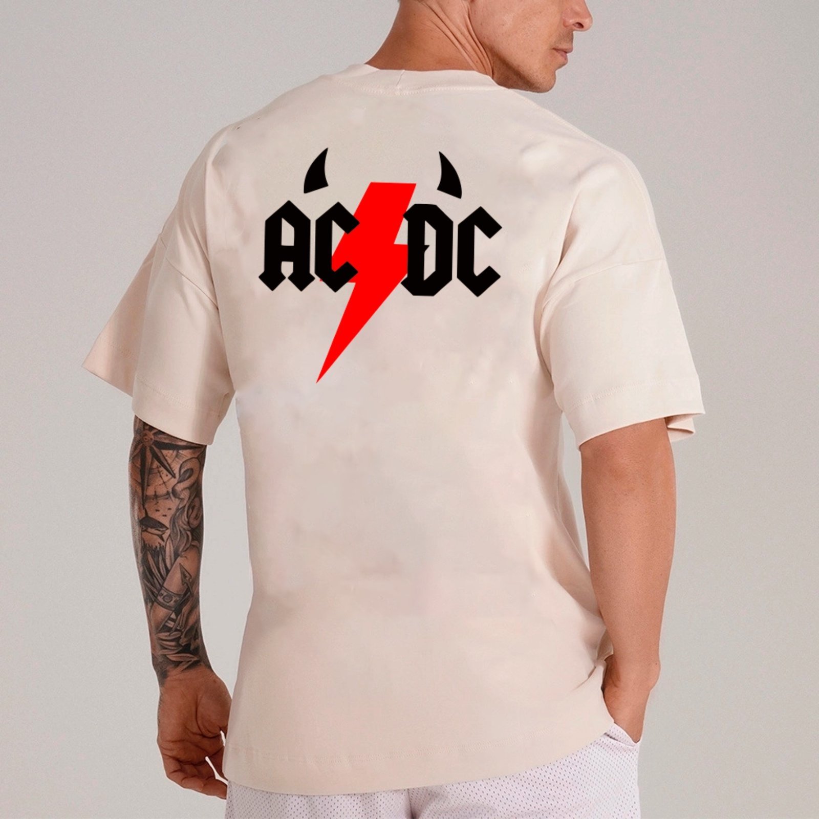Vista 3 Camiseta Ousy Básica AC DC Angus Young Estilo Urbano Unissex Off White off-white white ousy off-white white