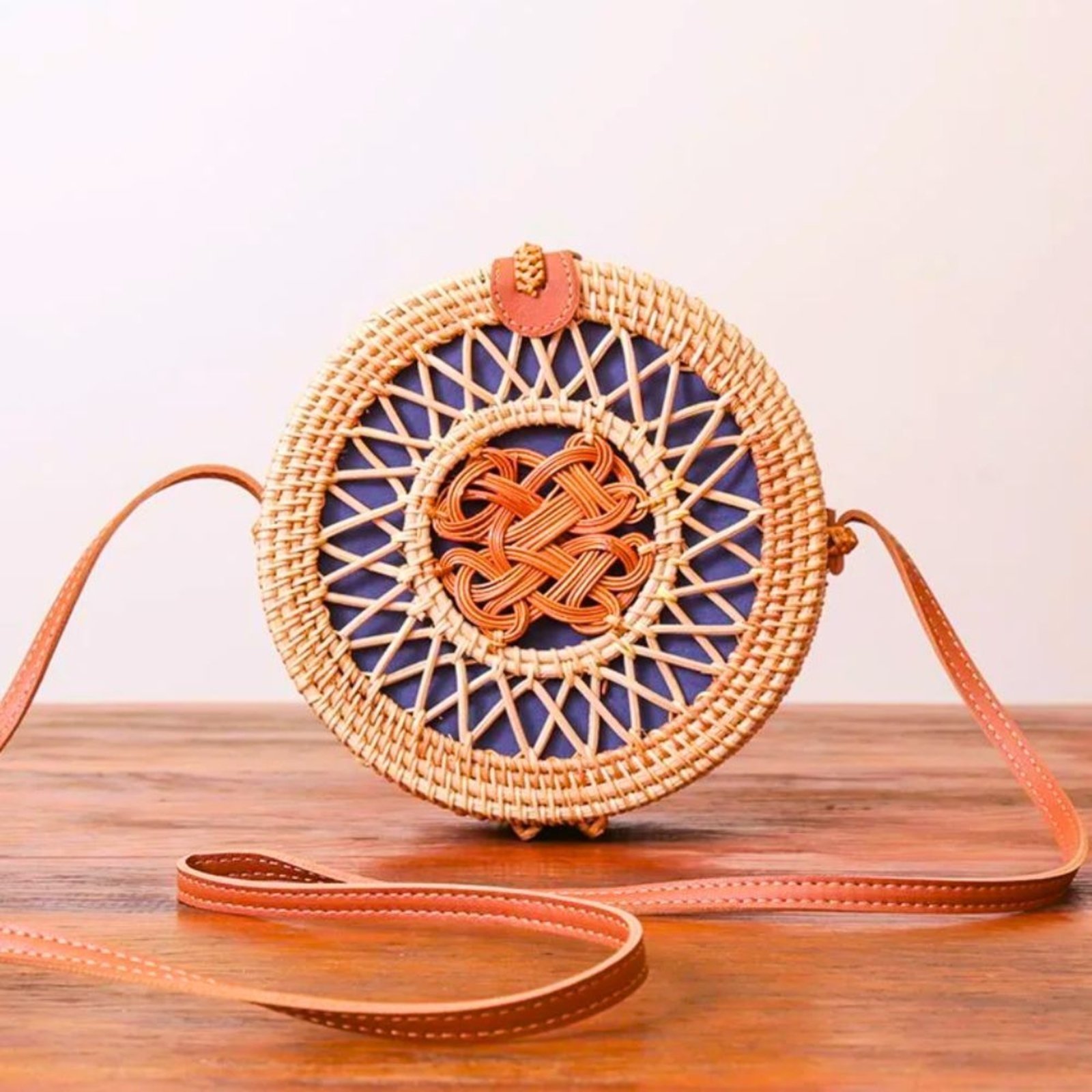 BOLSA DE PRAIA DE RATTAN ESTRUTURADA COM FORRO – BALI – Azul – MELLOW BRAZIL