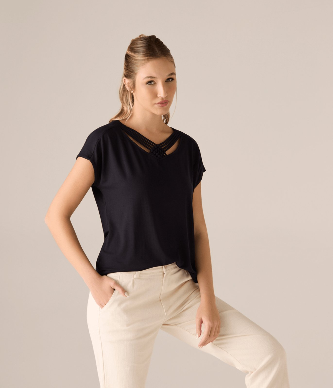 Blusa Makenji Decote V Detalhe Tranca Feminina Preta