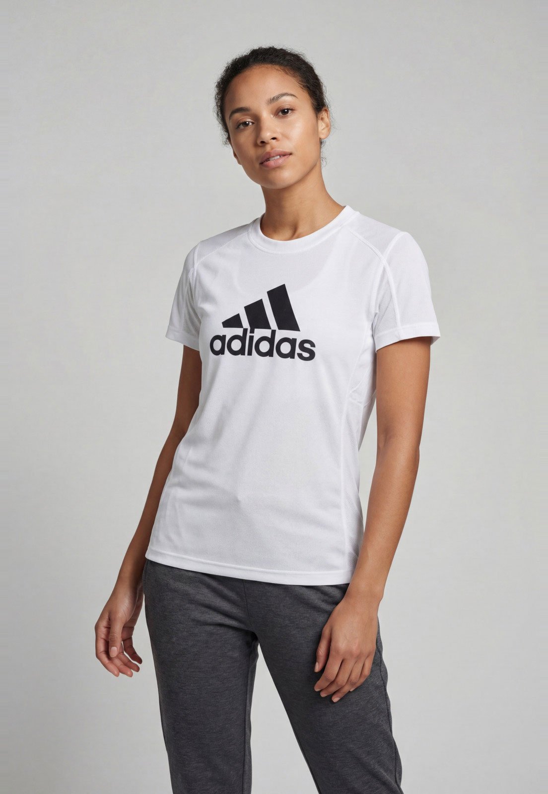 Camiseta Feminina adidas Essentials Logo Branca