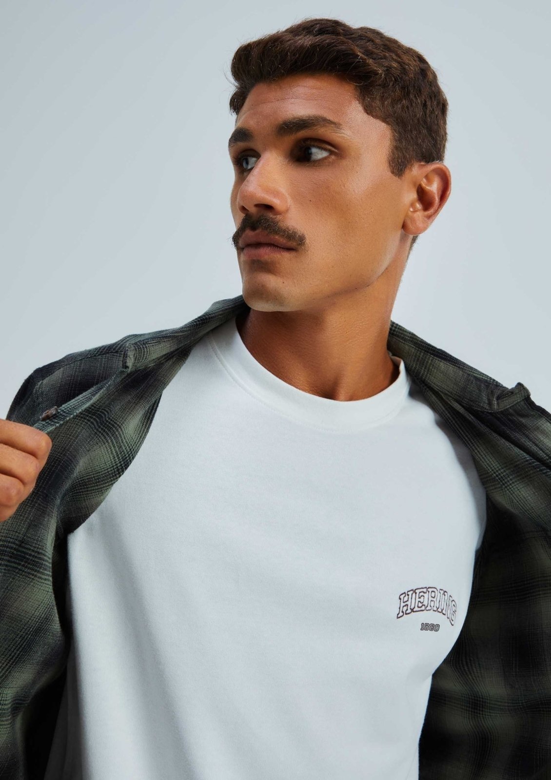 Vista 3 Camiseta Masculina Relaxed Manga Curta Com Bordado Hering off-white Hering off-white