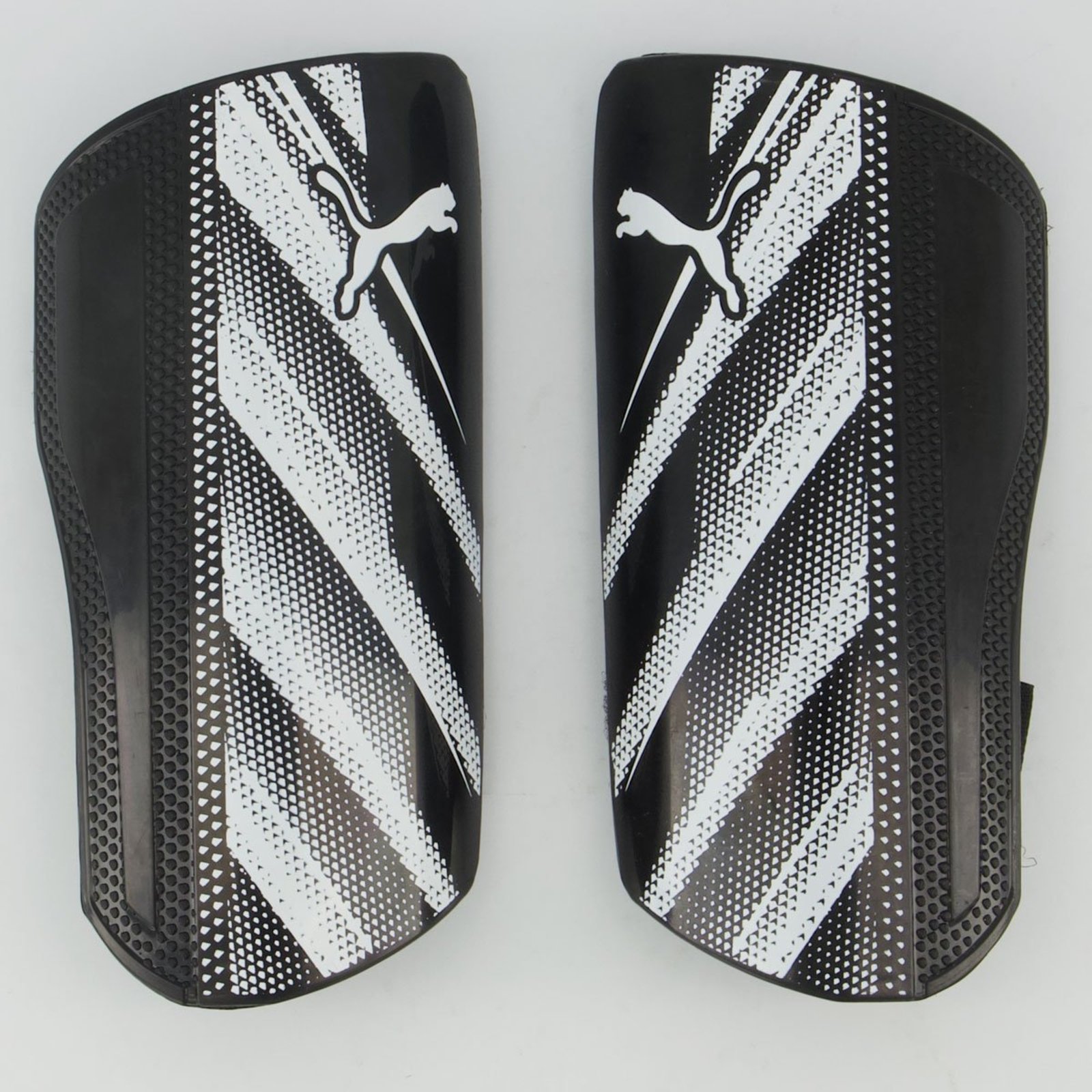 Caneleira Puma Attacanto Football Strap Preta e Branca