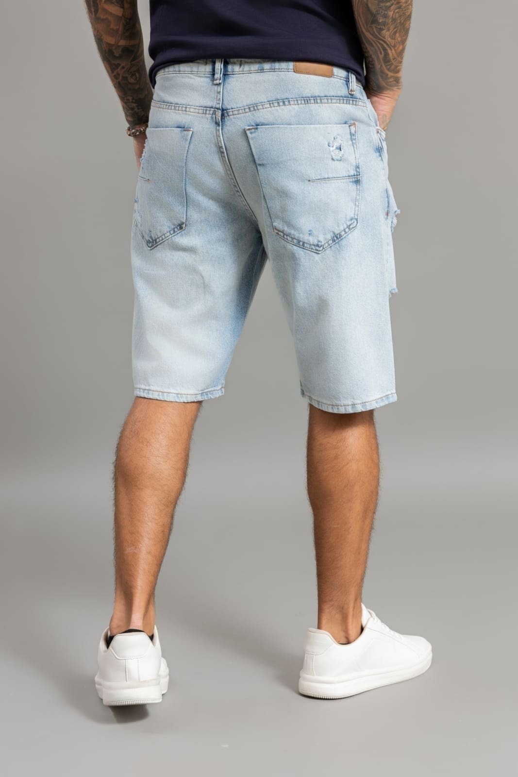 Vista 3 Bermuda Jeans Masculina Destroyer Lavagem Clara Dialogo azul DIALOGO azul
