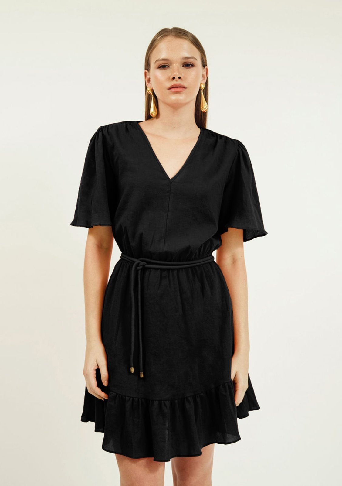 Vestido Zinco Curto Decote V Com Cinto Preto