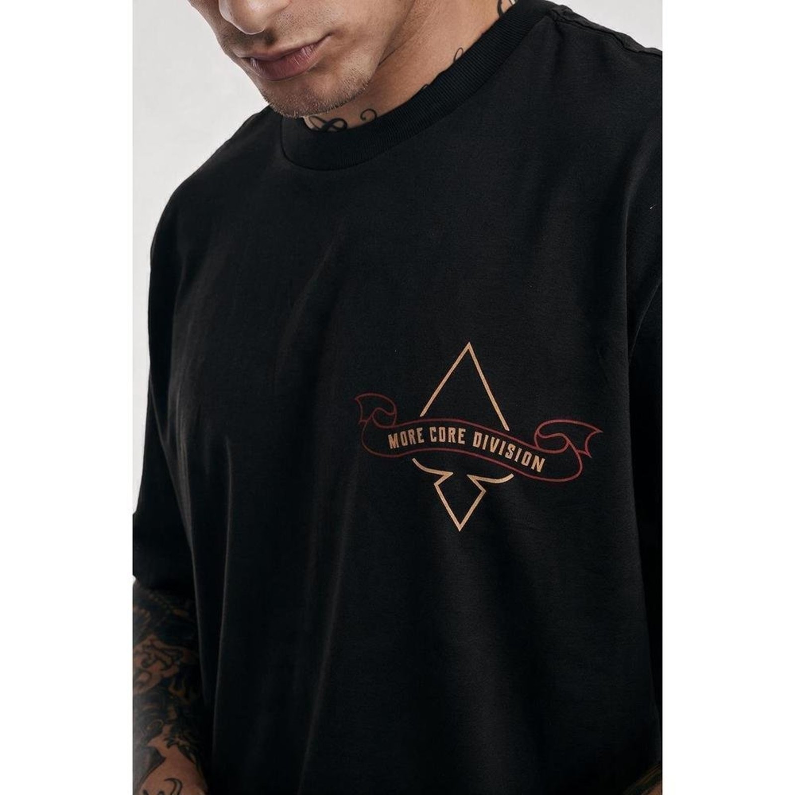 Camiseta Regular Bandeira Lateral Preto