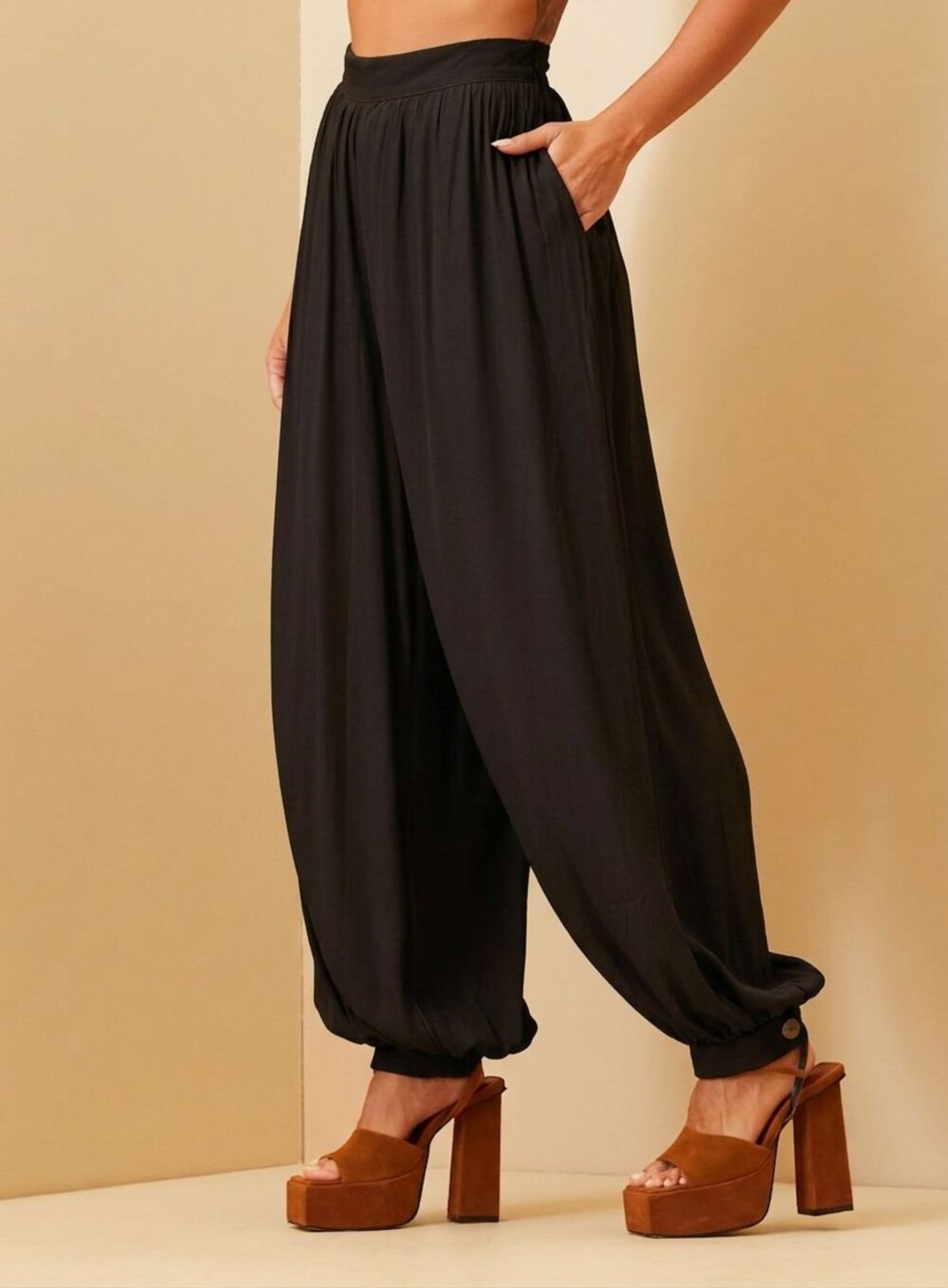Calça Feminina com Barra Balonê Triton Preto
