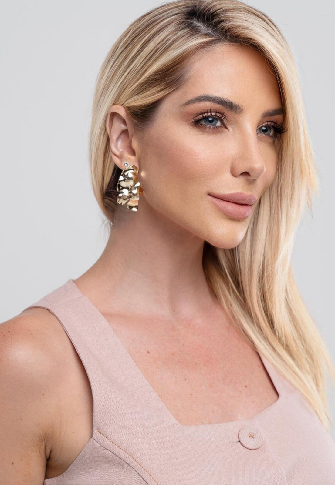 Vista 3 Brinco Semijoia Orgânico Folhas Assimétricas Banhado A Ouro 18K Br STORE ORA SEMIJOIAS dourado STORE ORA SEMIJOIAS dourado