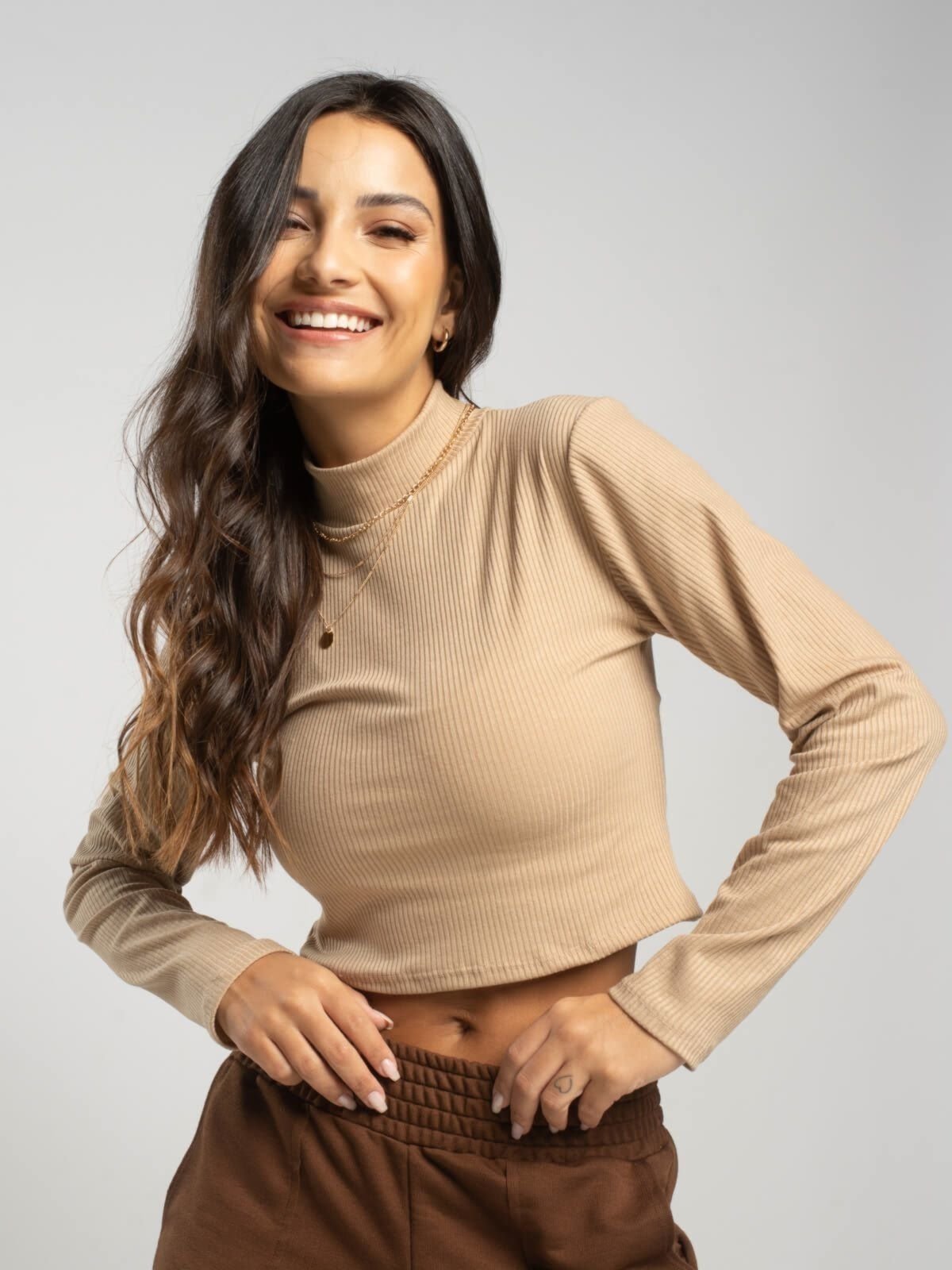 Blusa Cropped Vicbela Gola Alta Manga Longa Ribana Canelada Bege