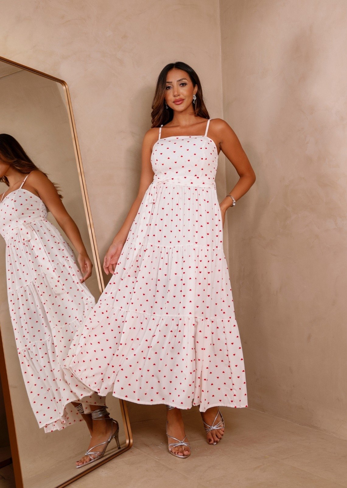 Vestido Alcinha Midi Corações Zamia Cia do Vestido Branco com Vermelho