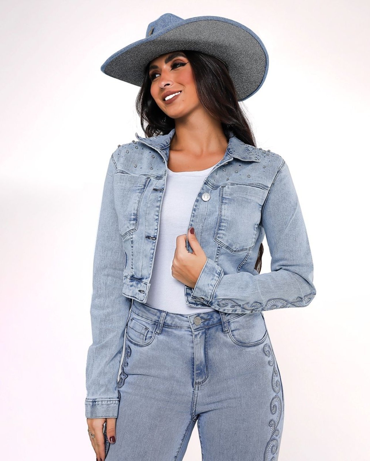 Vista 2 Jaqueta Cropped Feminina Bordado e Aplicação 24318 Clara Consciência jeans Consciência jeans