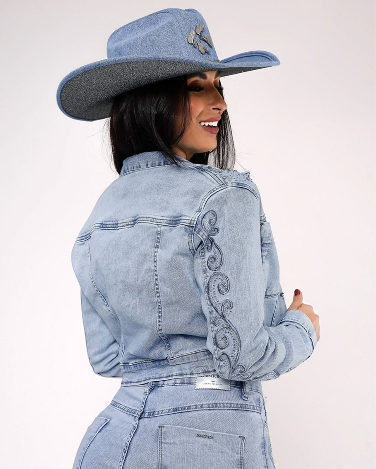 Vista 3 Jaqueta Cropped Feminina Bordado e Aplicação 24318 Clara Consciência jeans Consciência jeans