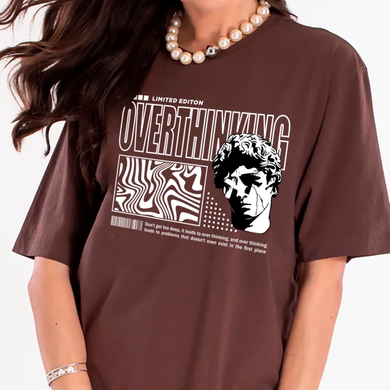 Camiseta Ousy Overthinking Edição Limitada Oversized Unissex Marrom