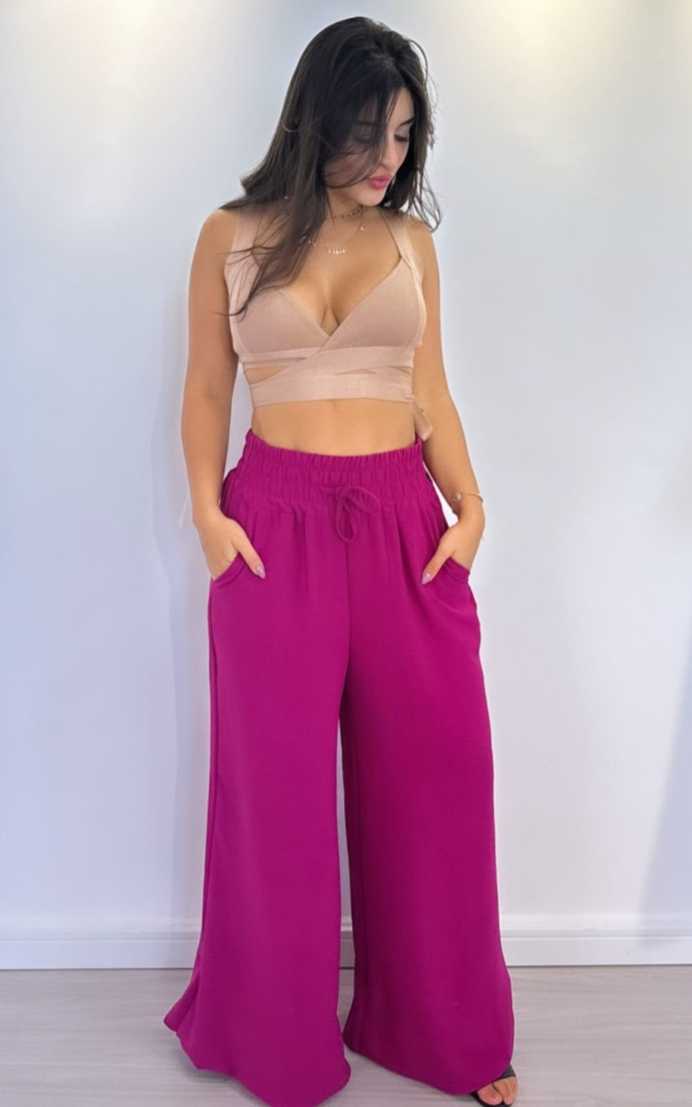 Vista 3 Cropped Tricot Modal Multiformas Amélia Creme Cia do Vestido bege