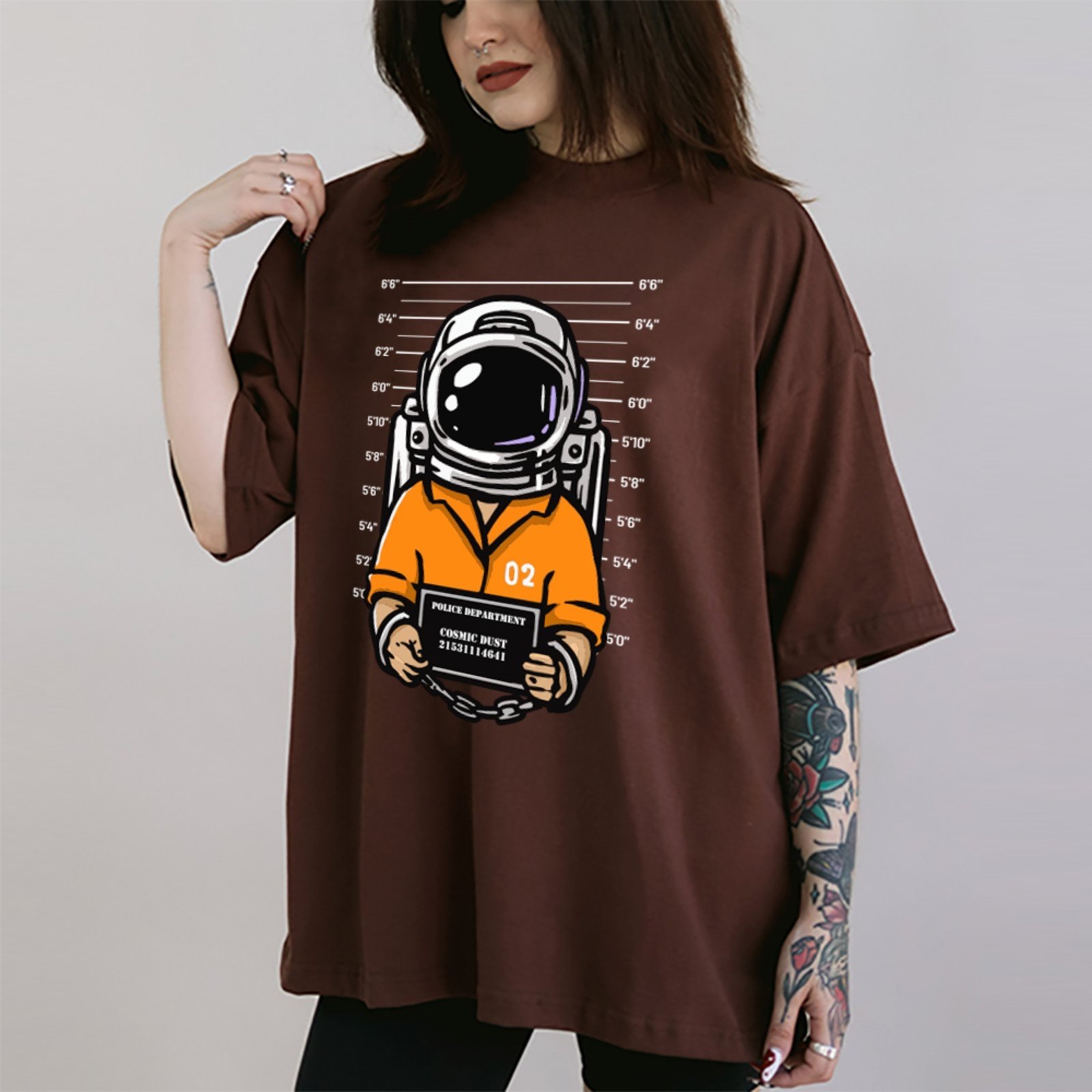 Vista 2 Camiseta Ousy Unissex Streetwear Astronauta Mugshot Visual Impactante Oversized branco ousy branco