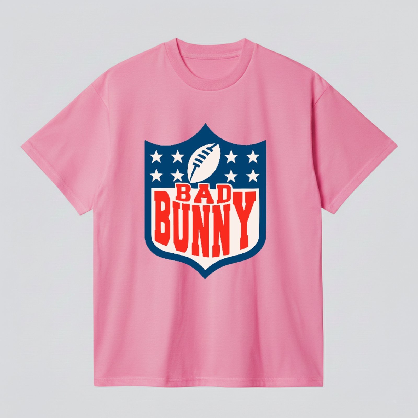 Camiseta Básica Bad Bunny Escudo Bowl Benito NFL Unissex Rosa
