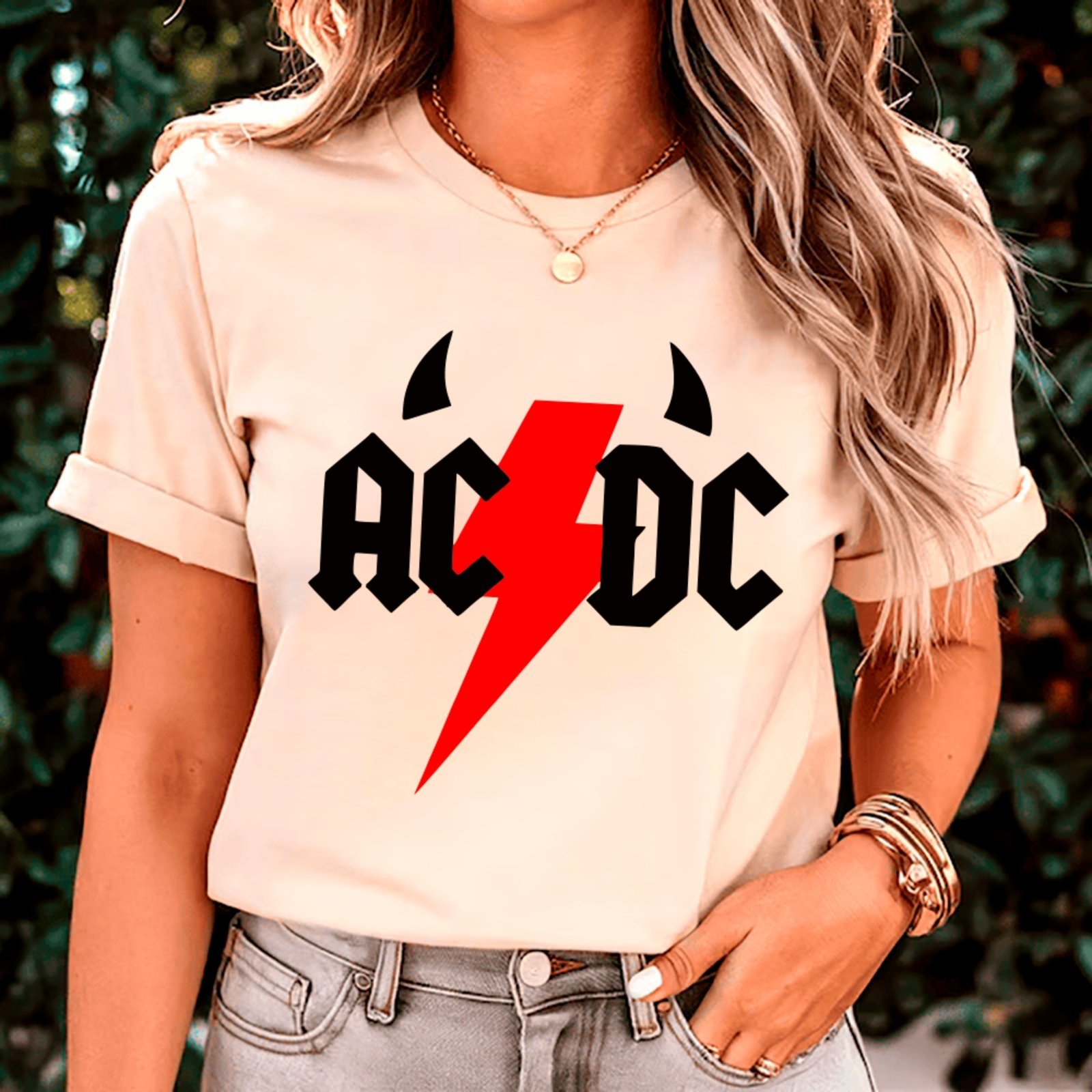 Vista 2 Camiseta Ousy Básica AC DC Logo Raio Icônico Unissex Off White off-white white ousy off-white white