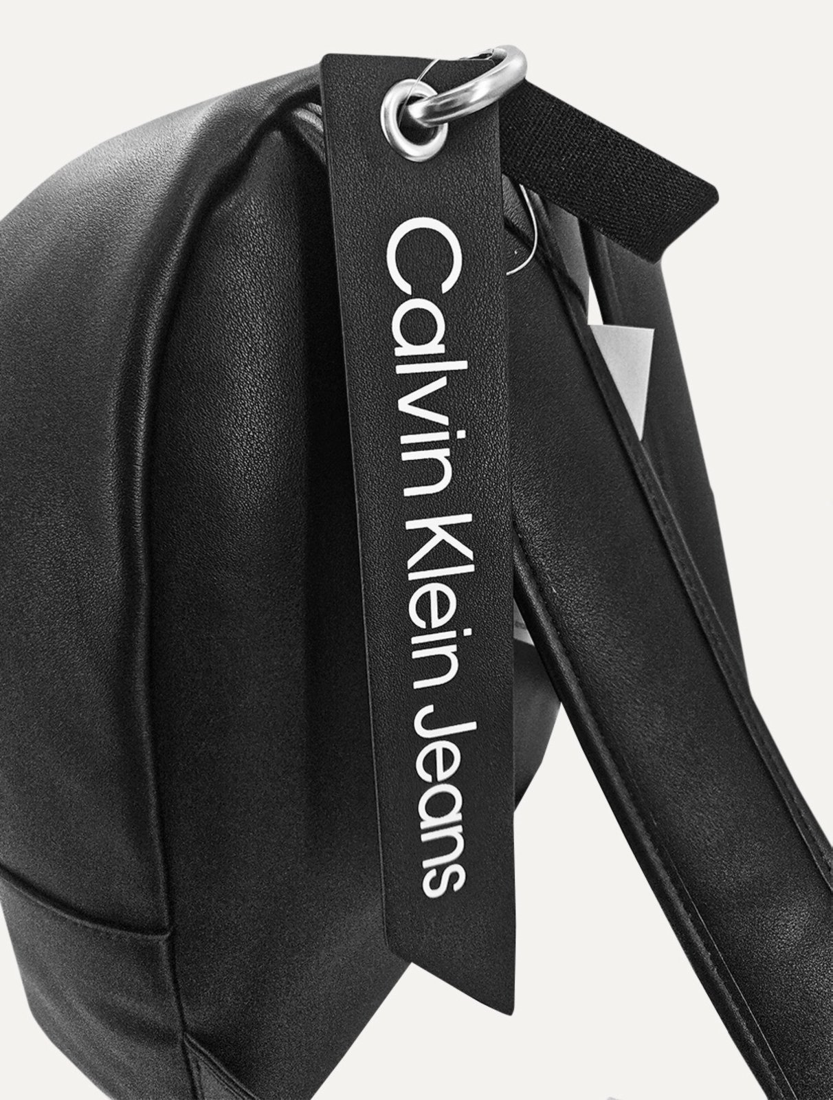 Vista 3 Mochila Calvin Klein Jeans Masculina Lateral Re Issue Logo Preta preto Calvin Klein preto