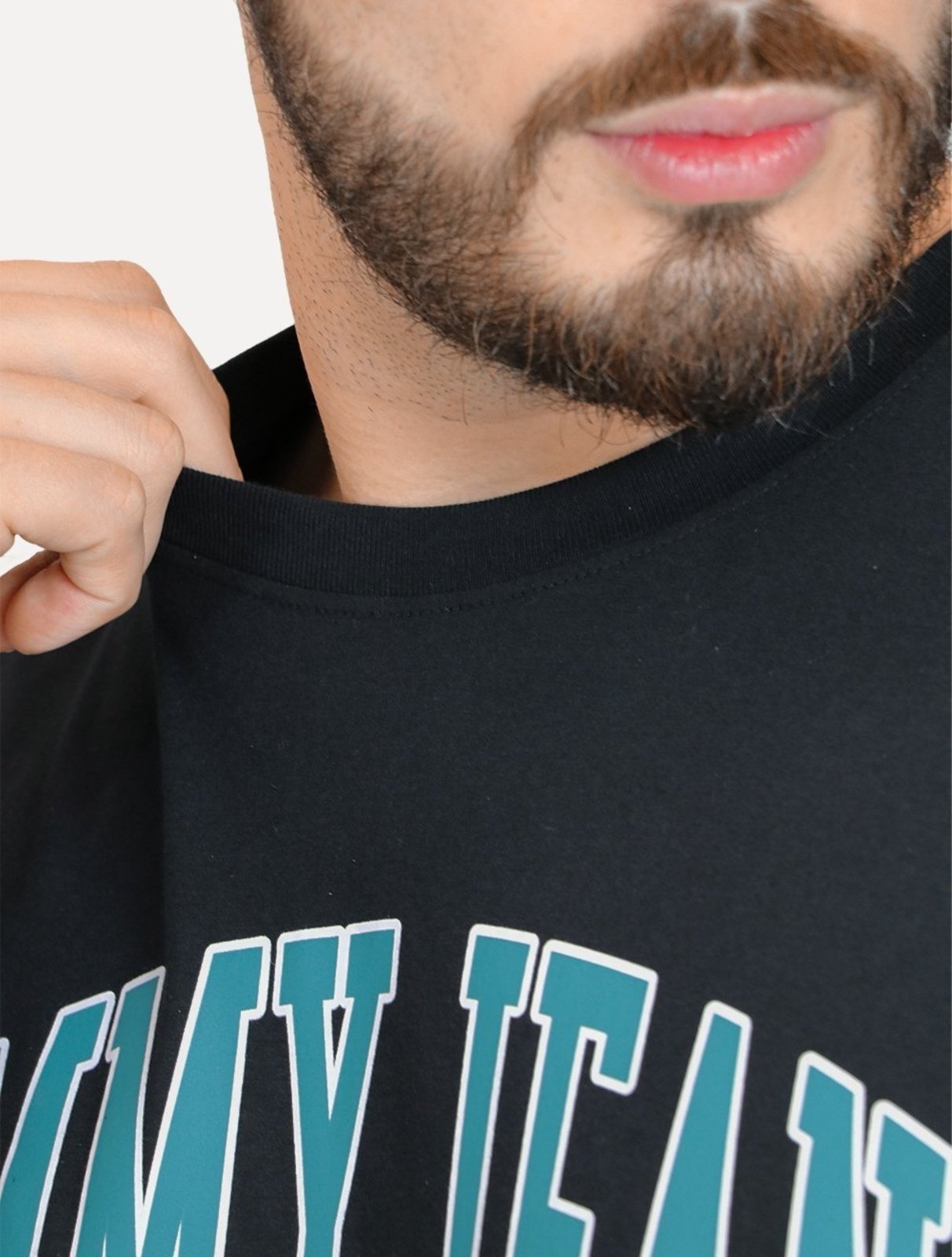 Vista 3 Camiseta Tommy Jeans Masculina Regular Varsity Arc Preta preto Tommy Jeans preto