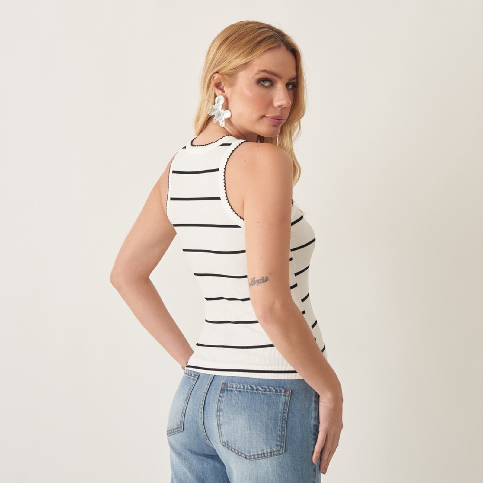 Vista 3 Blusa Regata Canelada Listra Preta Bloom preto Bloom preto