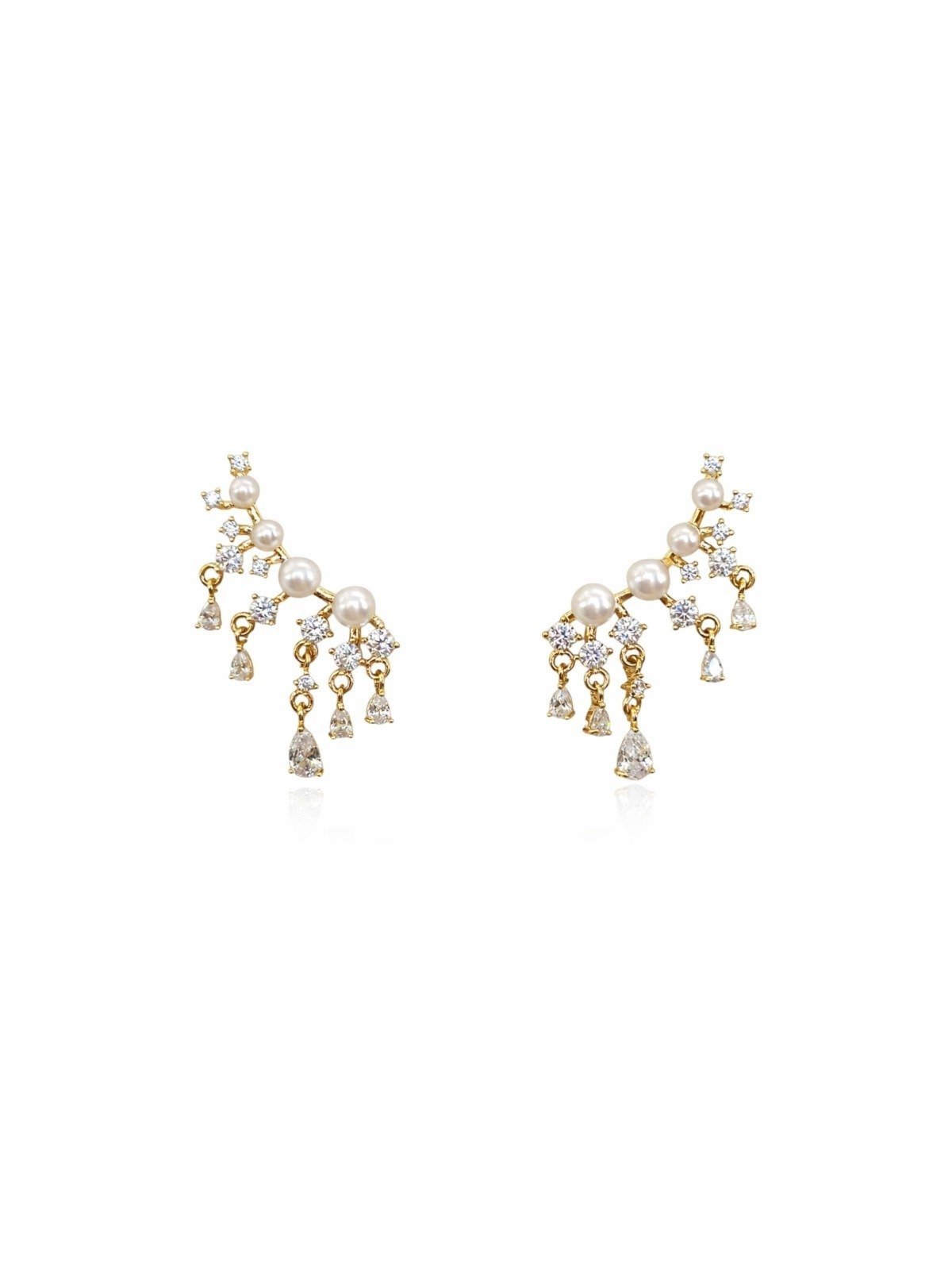 Vista 2 Brinco Earcuff Perolas e Zircônias Banhado a Ouro 18k Alexandra Michelassi Semijoias dourado