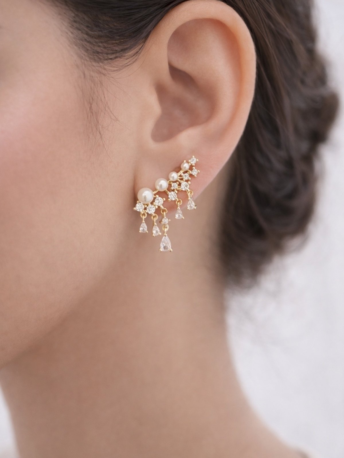Vista 3 Brinco Earcuff Perolas e Zircônias Banhado a Ouro 18k Alexandra Michelassi Semijoias dourado
