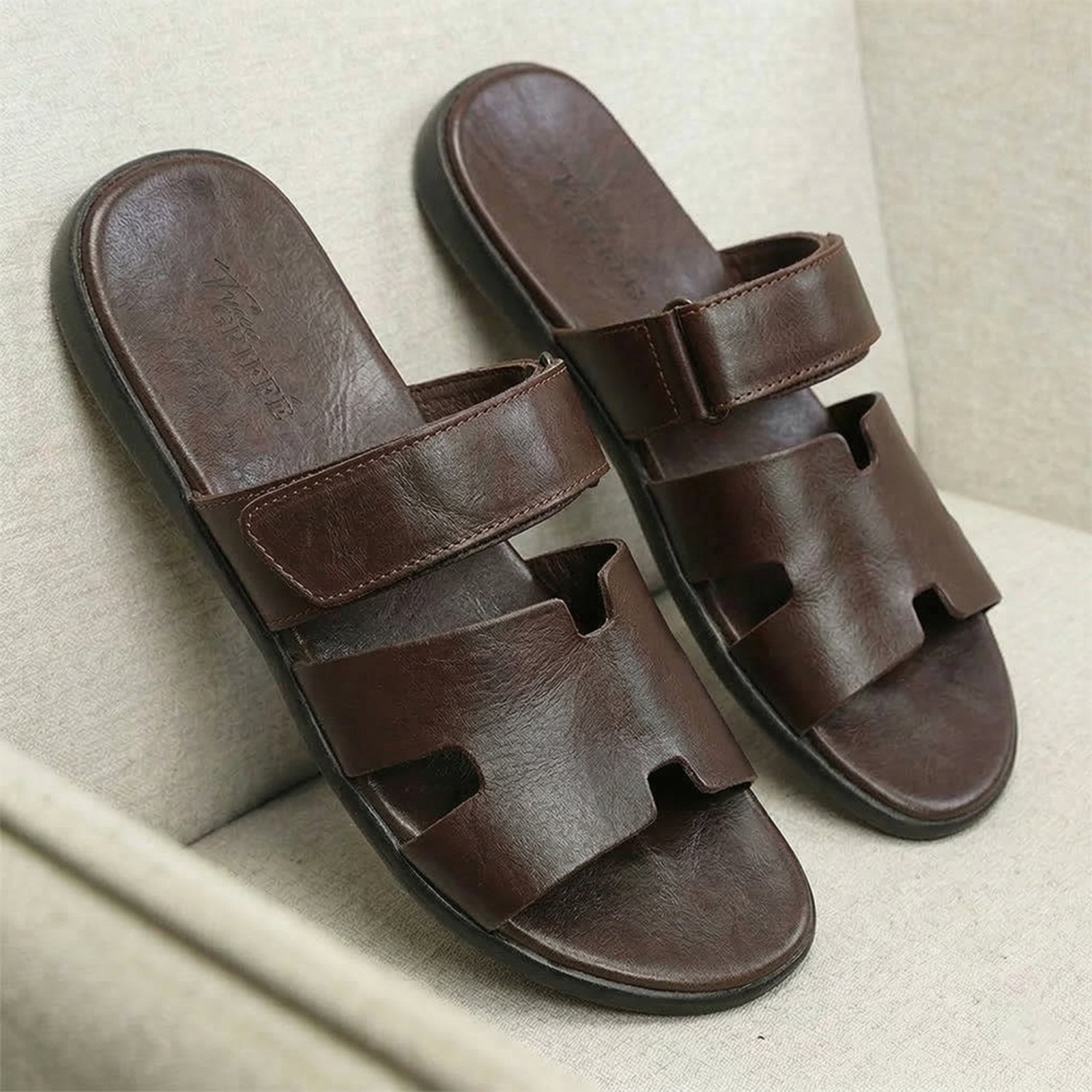 Chinelo Masculino NJ2 Couro Legítimo Anatômico Fivela Ajustável Fecho Contato Café