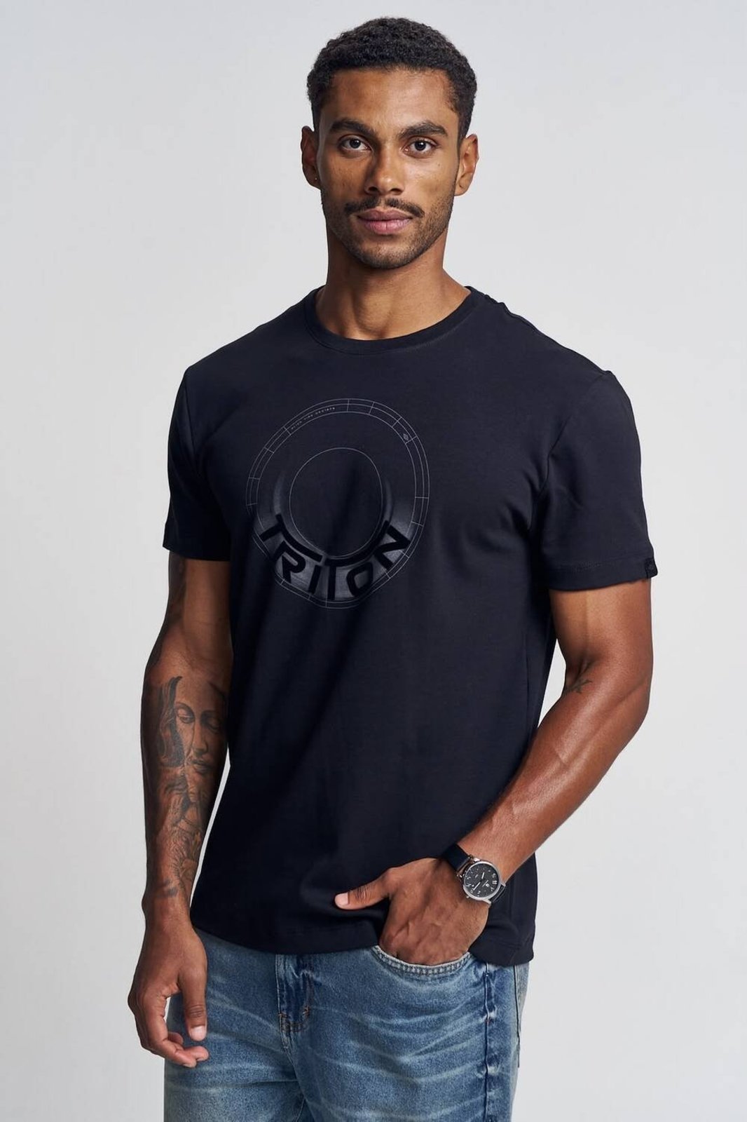 Camiseta Masculina com Estampa Circular - Fit Triton Preto
