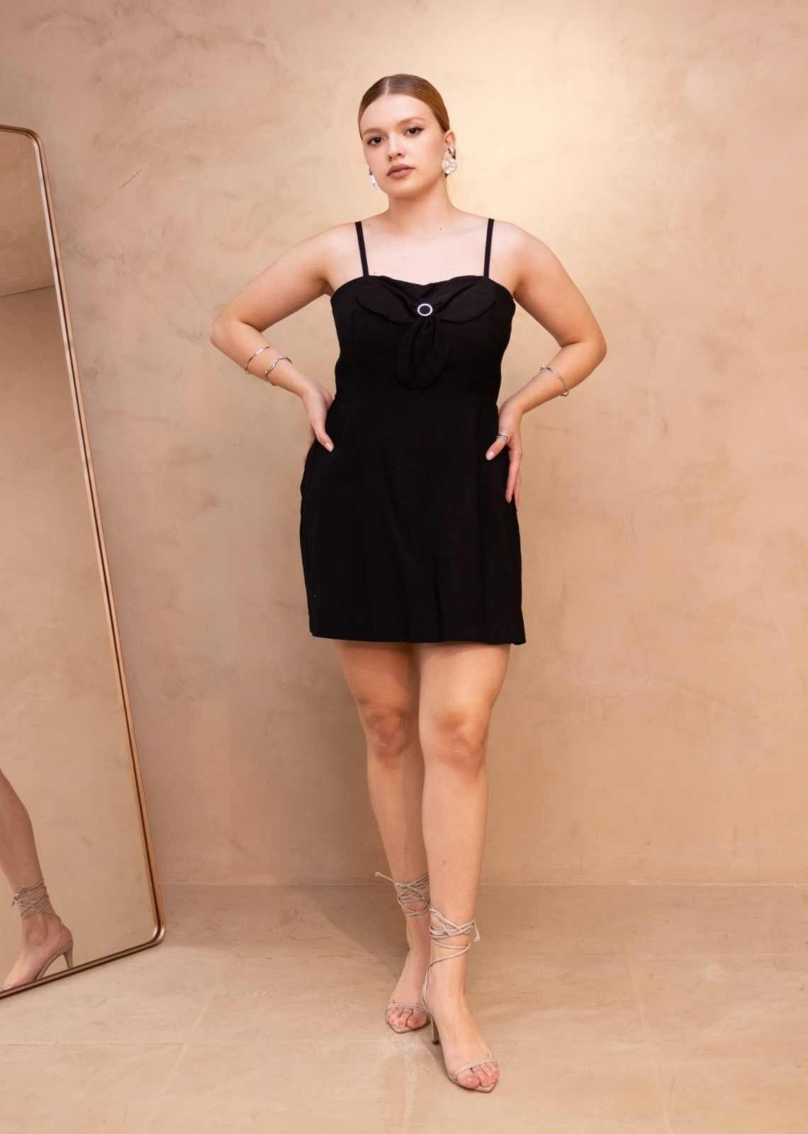 Vestido Macaquinho Curto Alcinha com Flor Viscolinho Preto