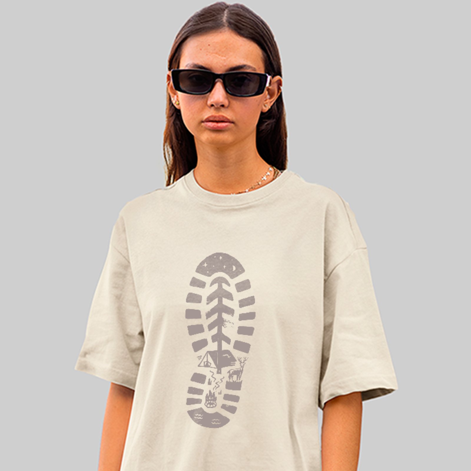 Camiseta Oversized Pegada Bota Aventura Camping Trilhas Unissex Off White
