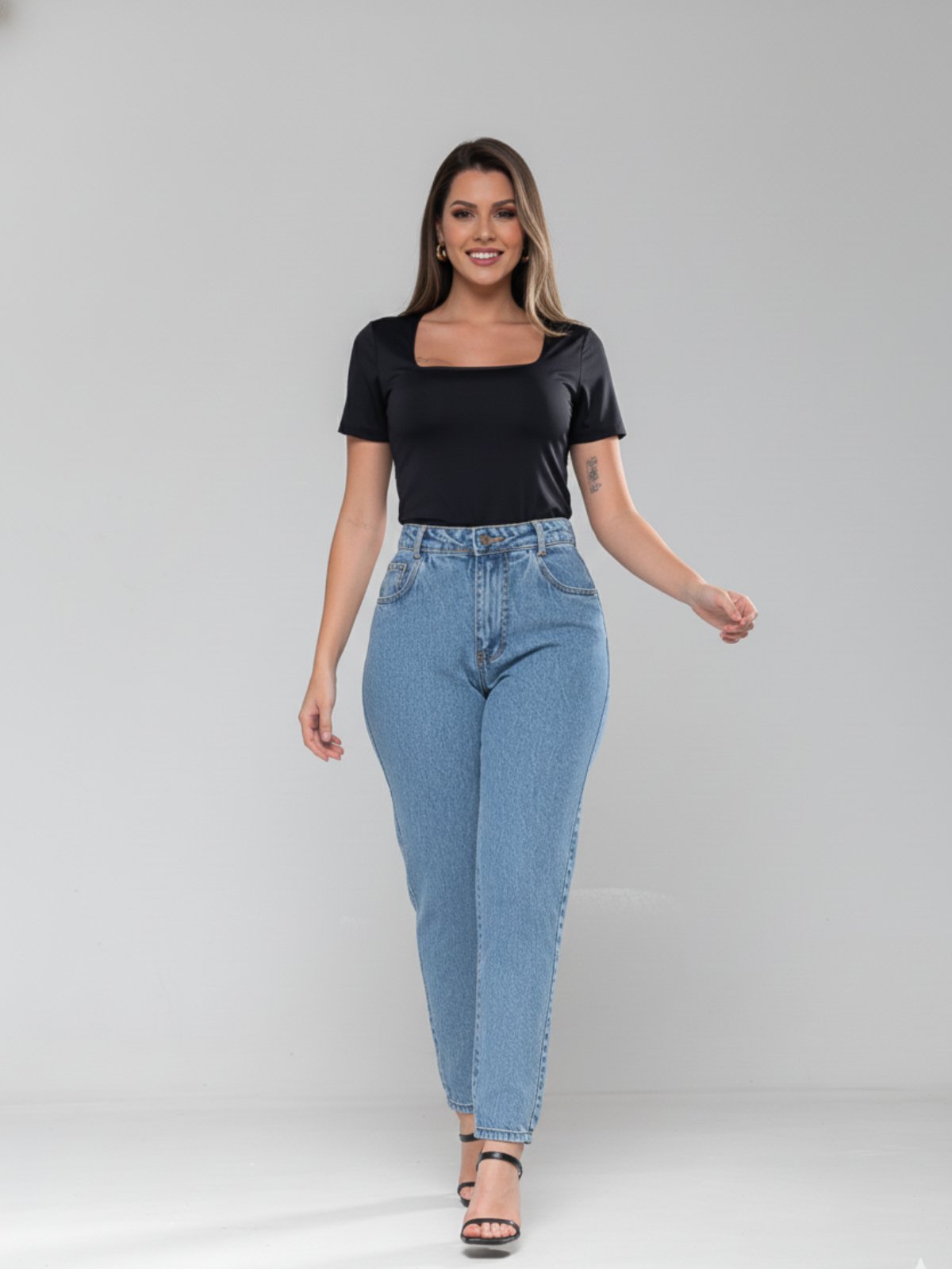 Calça Jeans Feminina Mom Alpha Street Wear Fashion e Confortavel Estilo Blogueira Azul Claro