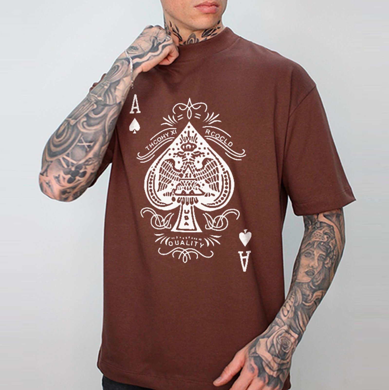 Camiseta Oversized Ás de Espadas Estampa Cartas Poker Baralho Marrom