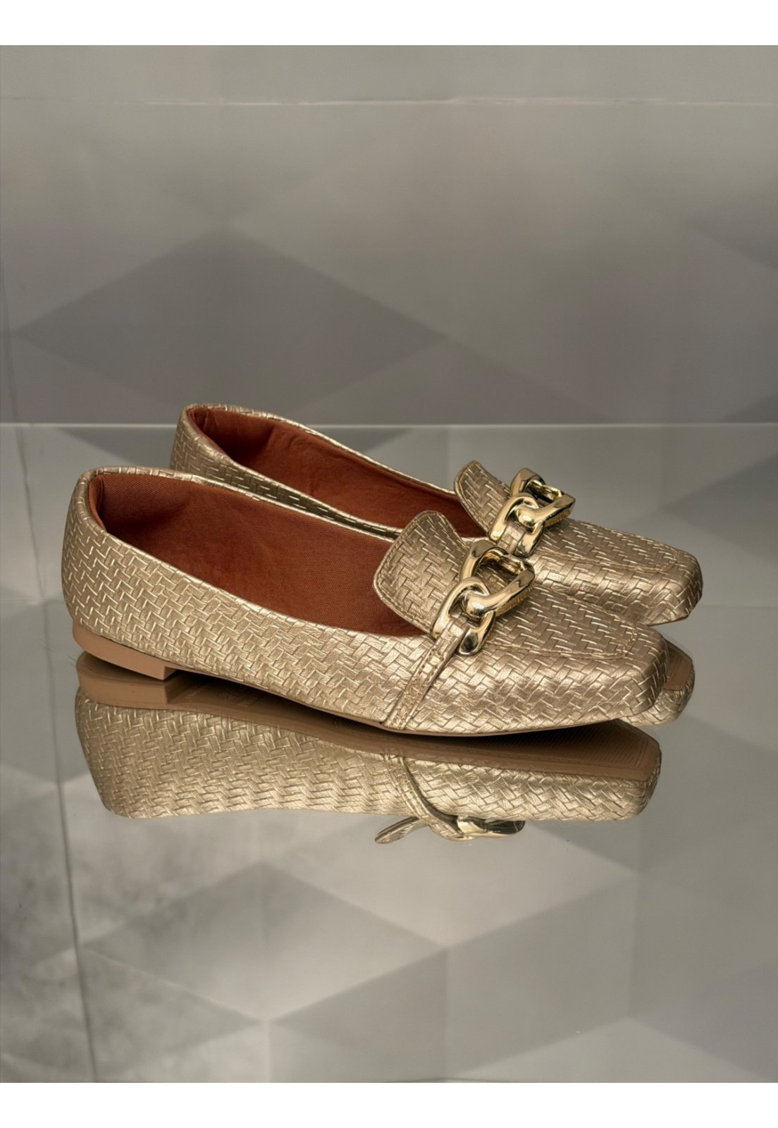 MOCASSIM DOURADO CROCO COM FIVELA METALIZADA DOURADA