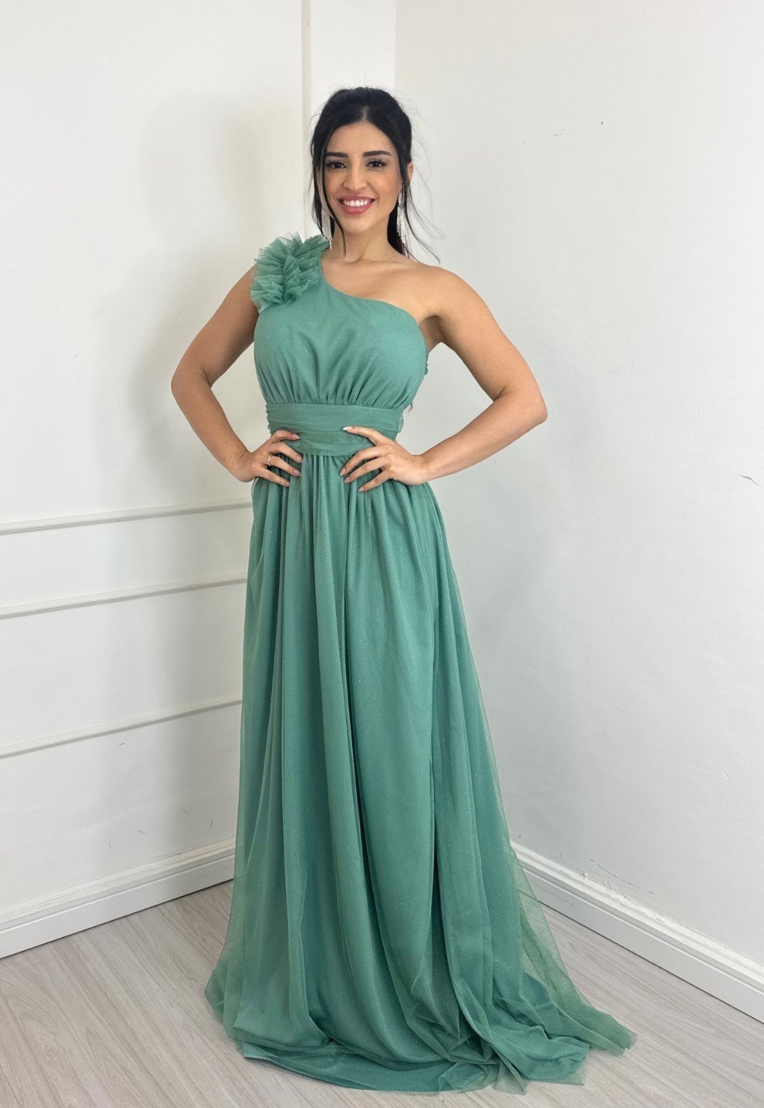 Vestido Longo de Festa Madrinhas Micro Tule com Detalhe no Ombro Gifiany Verde Oliva